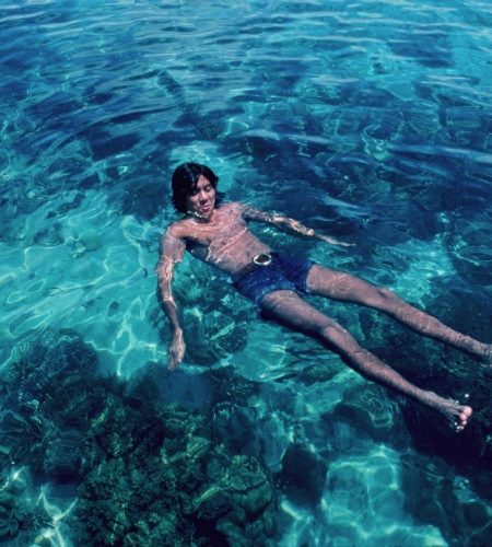 1976年、フィリピン・サンタロサの海に遊ぶ.jpg